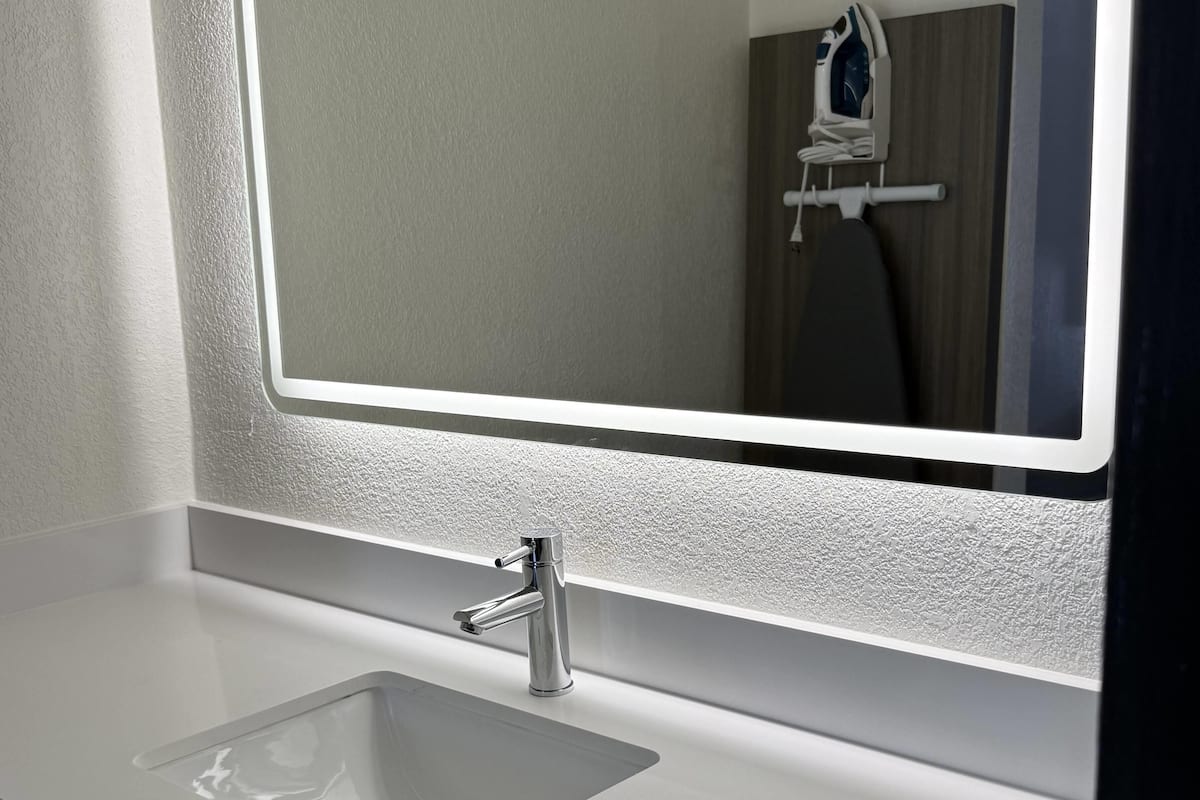 Duschwanne, kostenlose Toilettenartikel, Haartrockner, Handtücher