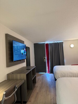 Desk, iron/ironing board, free WiFi, bed sheets - Ramada by Wyndham Lumberton NC North (Lumberton)