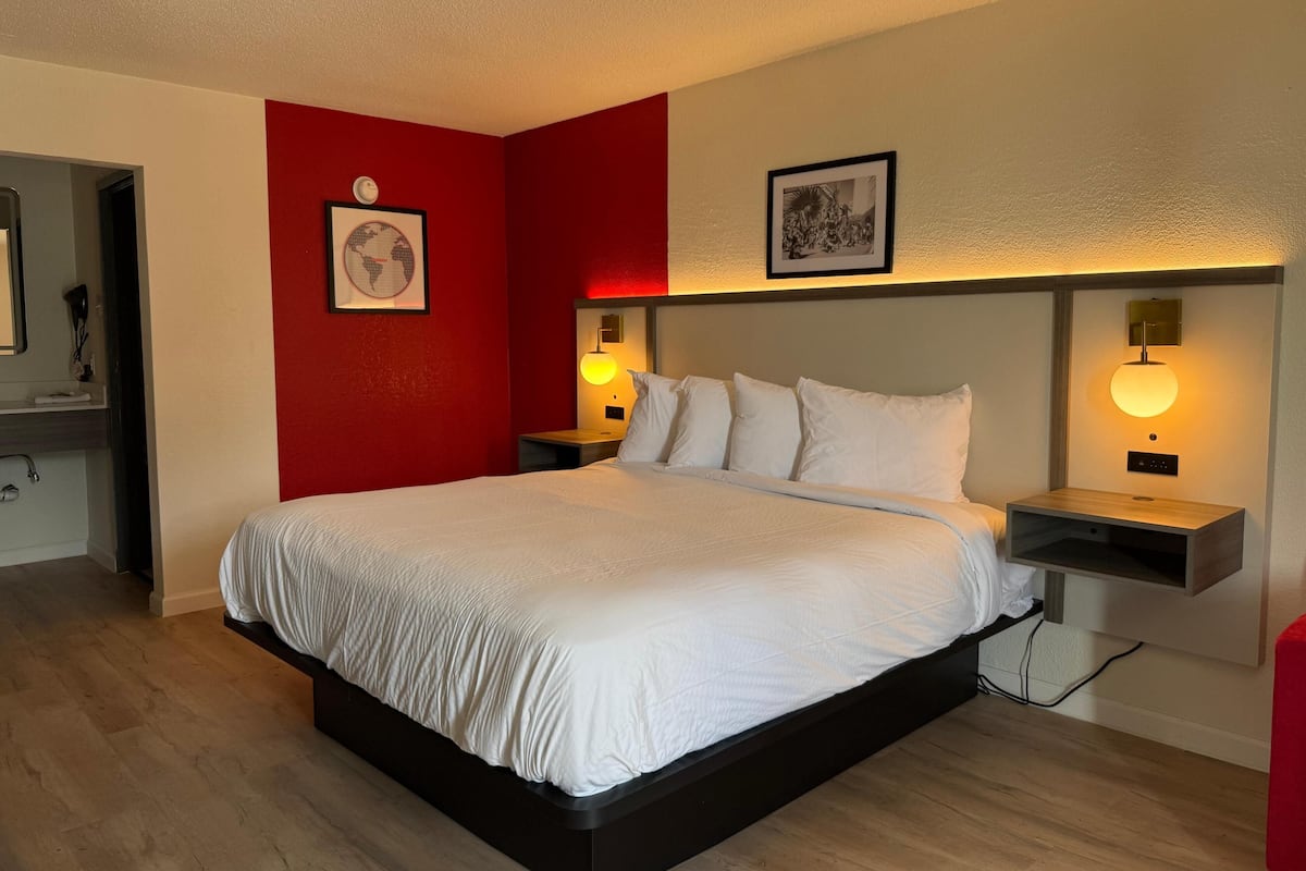 Room, 1 King Bed, Non Smoking | Desk, iron/ironing board (on request), WiFi (free), bed sheets