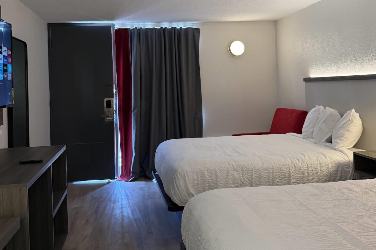 Zimmer, 2 Doppelbetten, Nichtraucher | Schreibtisch, Bügeleisen/Bügelbrett, kostenloses WLAN, Bettwäsche