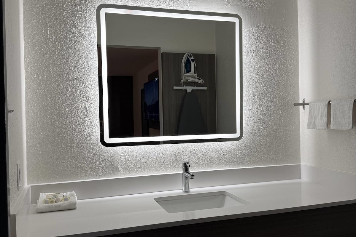 Duschwanne, kostenlose Toilettenartikel, Haartrockner, Handtücher