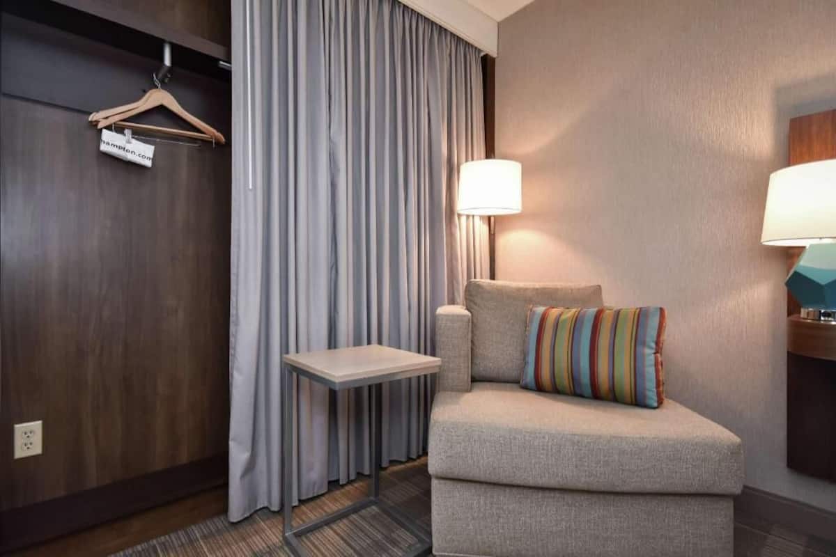 Living area | 50-inch TV with cable channels