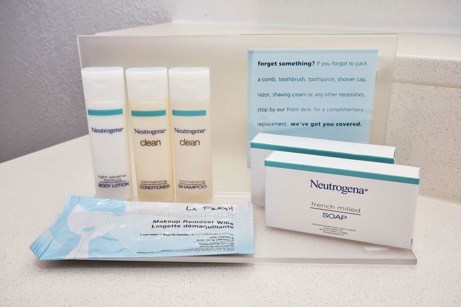 Comodidades do banheiro | Produtos de toalete grátis, toalhas de banho