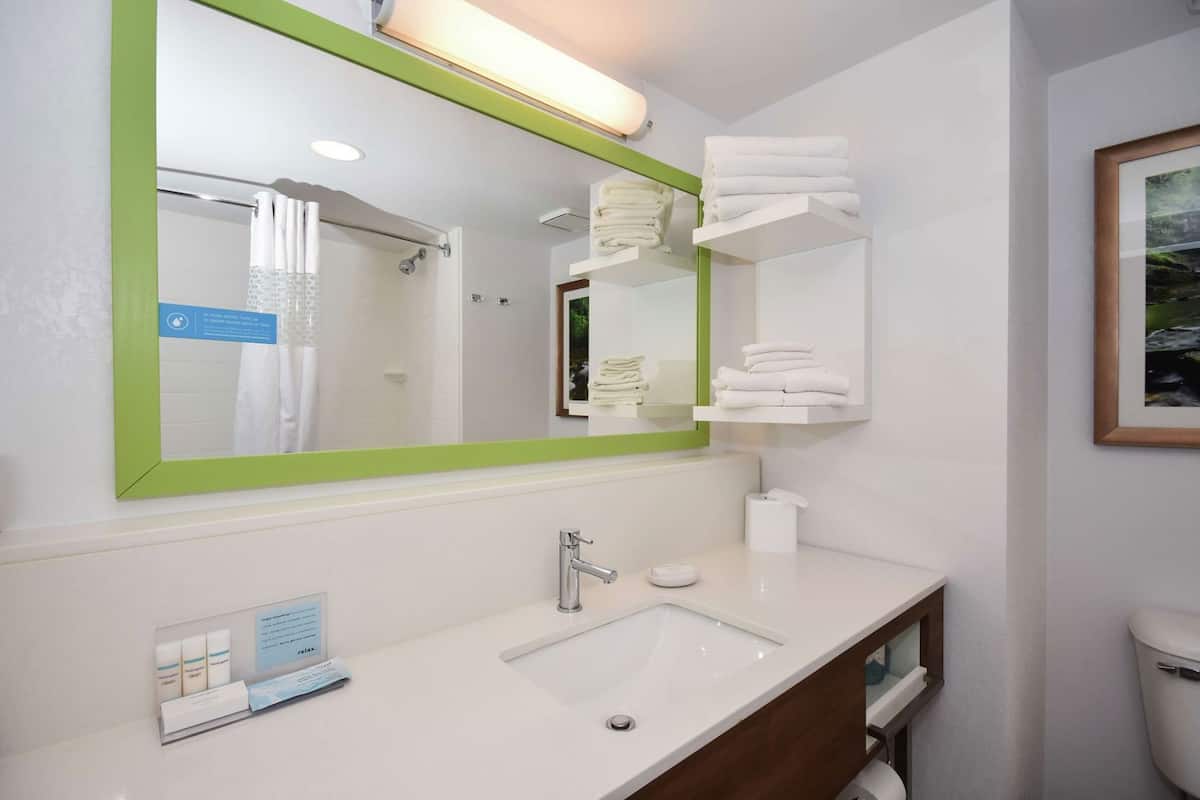 Bathroom | Free toiletries, towels