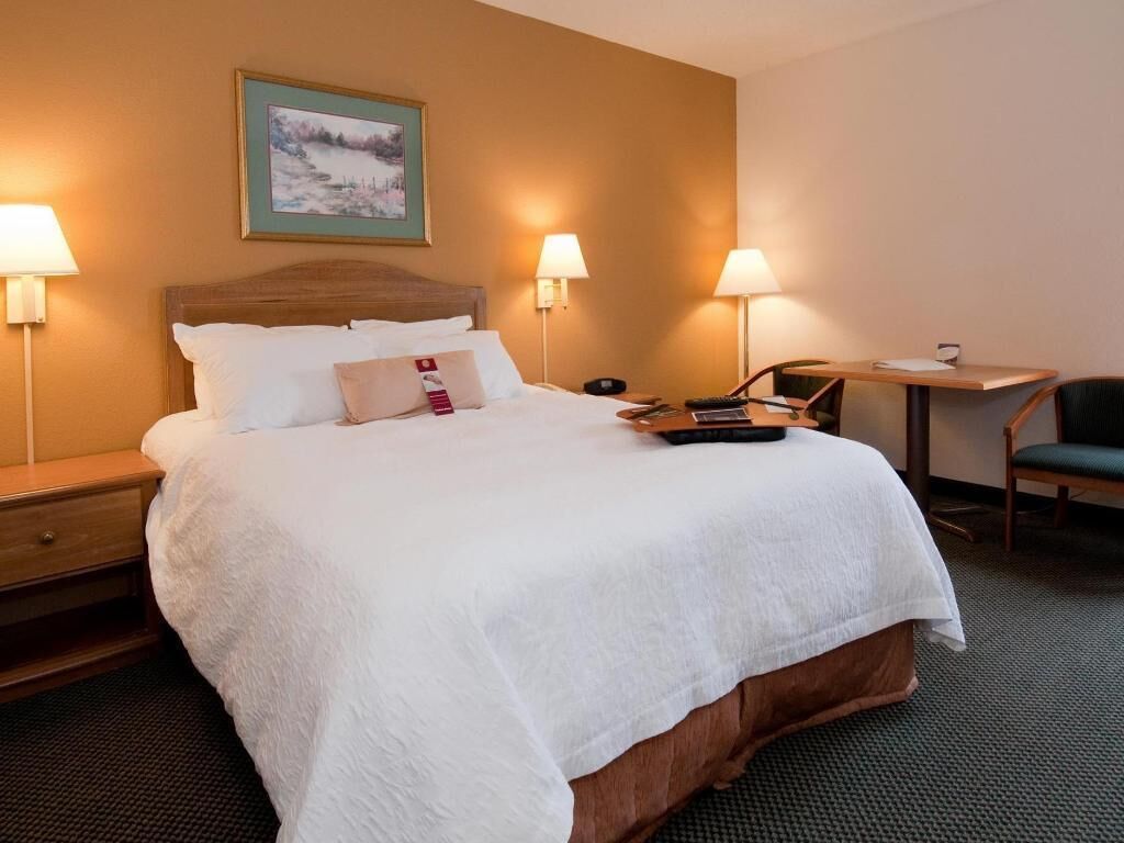 Roupas de cama premium, camas com colchões pillow-top, cortinas blackout