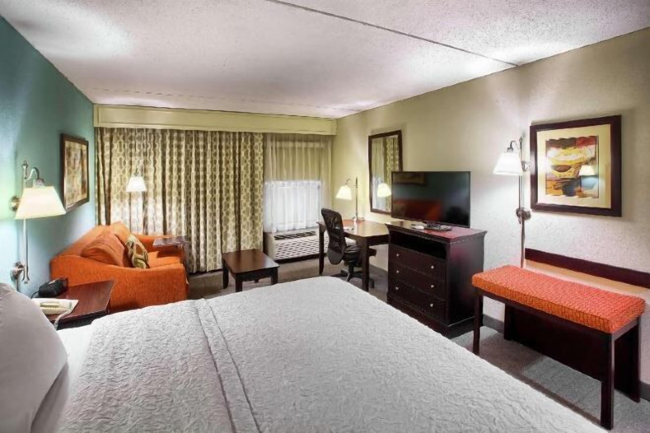 Premium bedding, in-room safe, desk, iron/ironing board