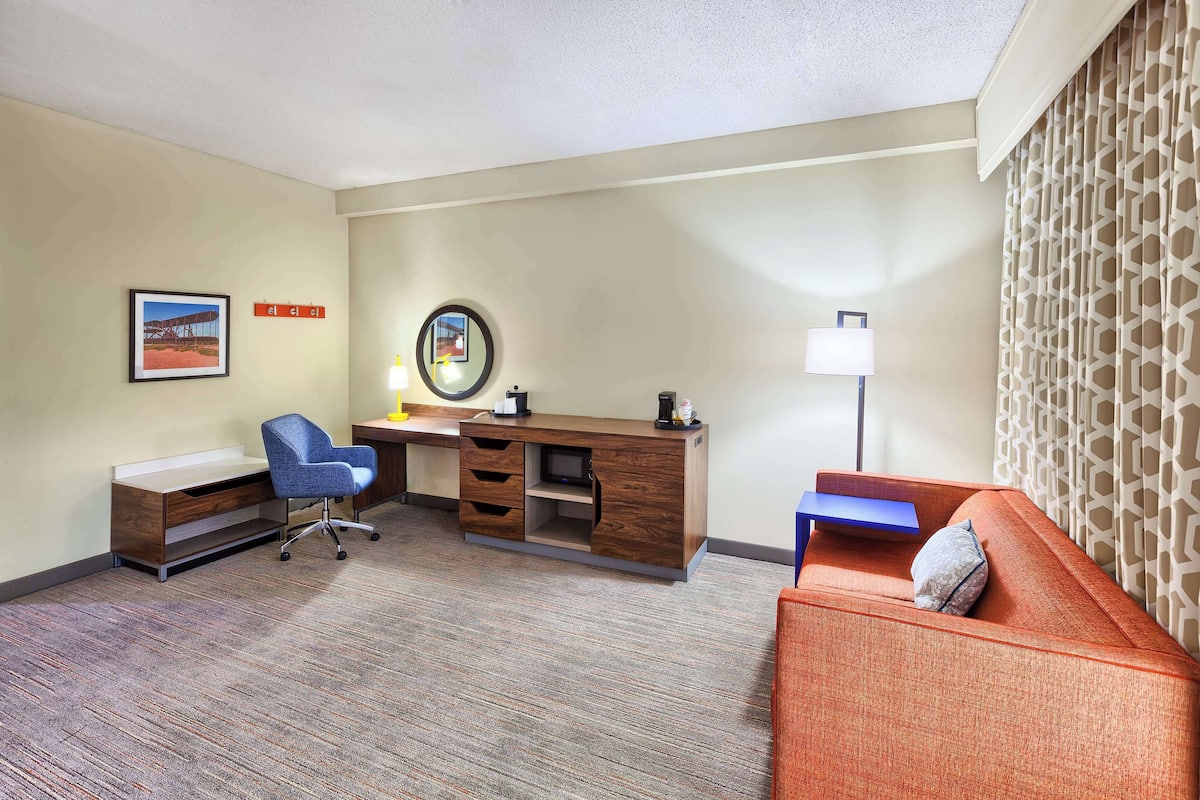Standard Room, Non Smoking | 1 bedroom, premium bedding, in-room safe, desk