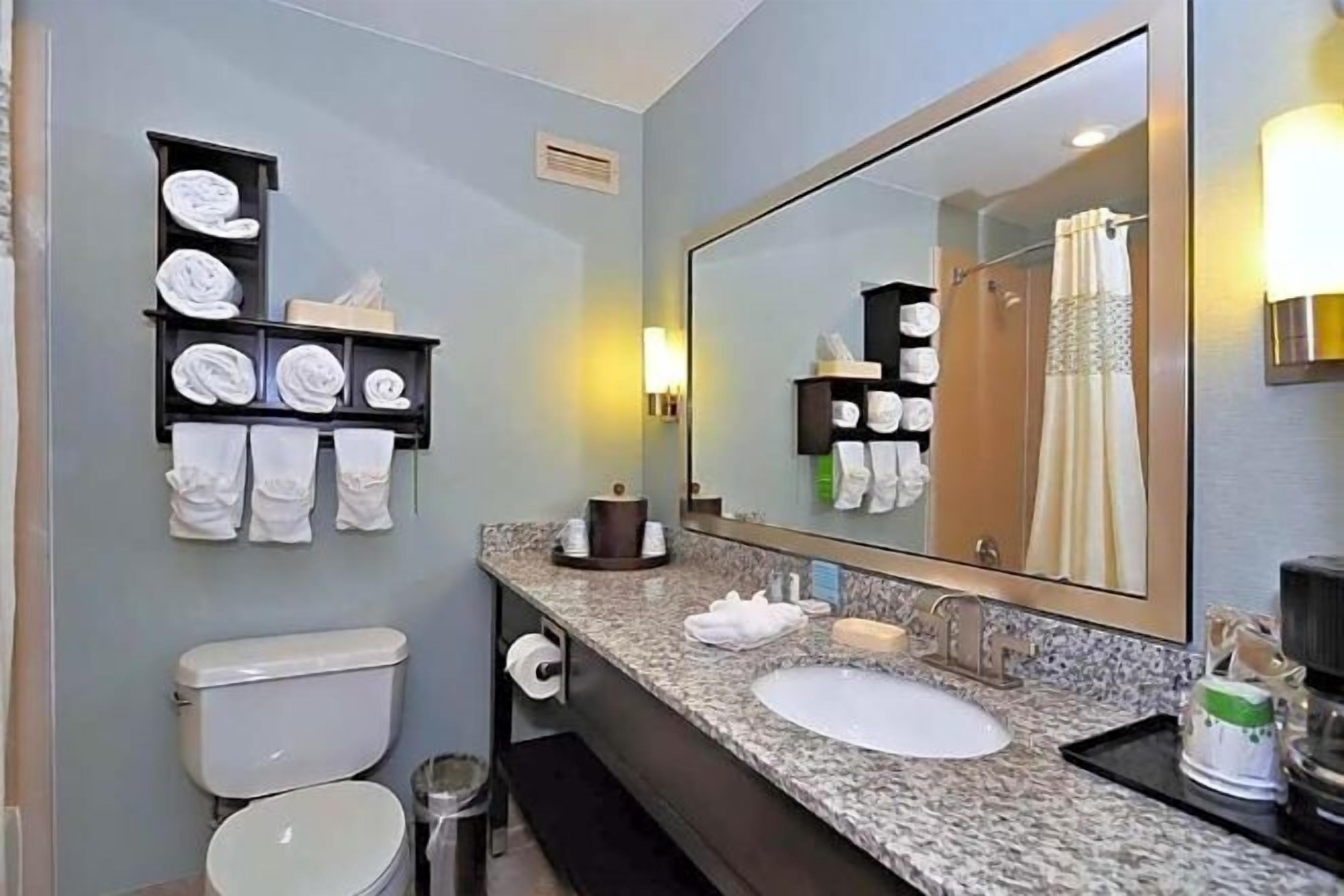 Bathroom | Hydromassage showerhead, hair dryer, towels