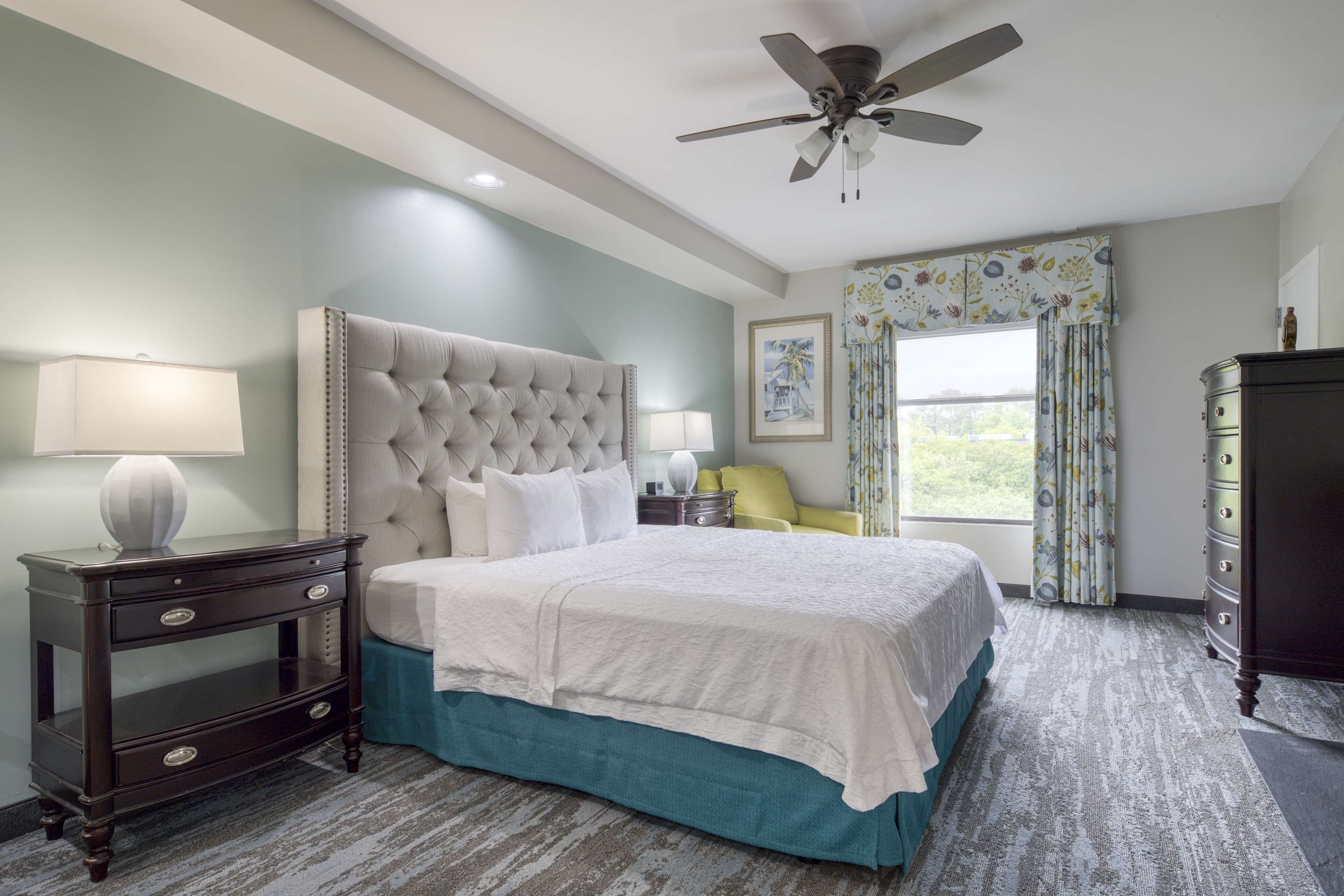 Suite, 1 letto king con divano letto, non fumatori | Biancheria da letto di alta qualità, tende oscuranti