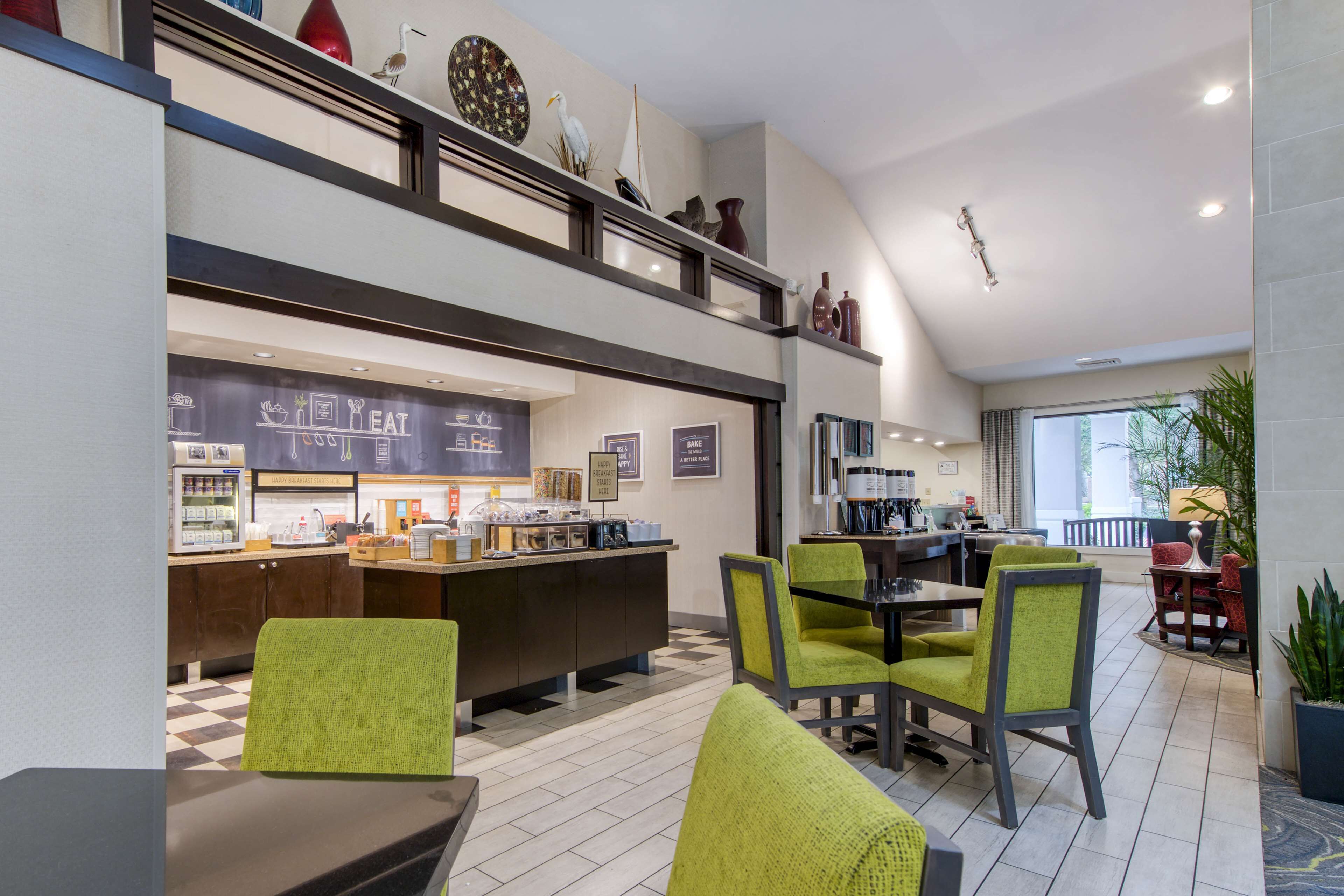 Café da manhã com buffet grátis todos os dias