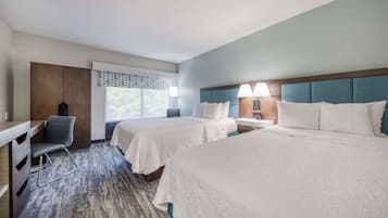 Habitación, 2 camas matrimoniales, para no fumadores, refrigerador | Ropa de cama de alta calidad y cortinas blackout