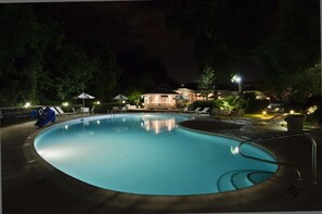 สระว่ายน้ำกลางแจ้ง เปิด 9:00 น. ถึง 22:00 น., ร่มริมสระว่ายน้ำ