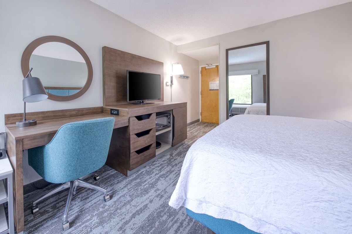 1 Schlafzimmer, hochwertige Bettwaren, Verdunkelungsvorhänge