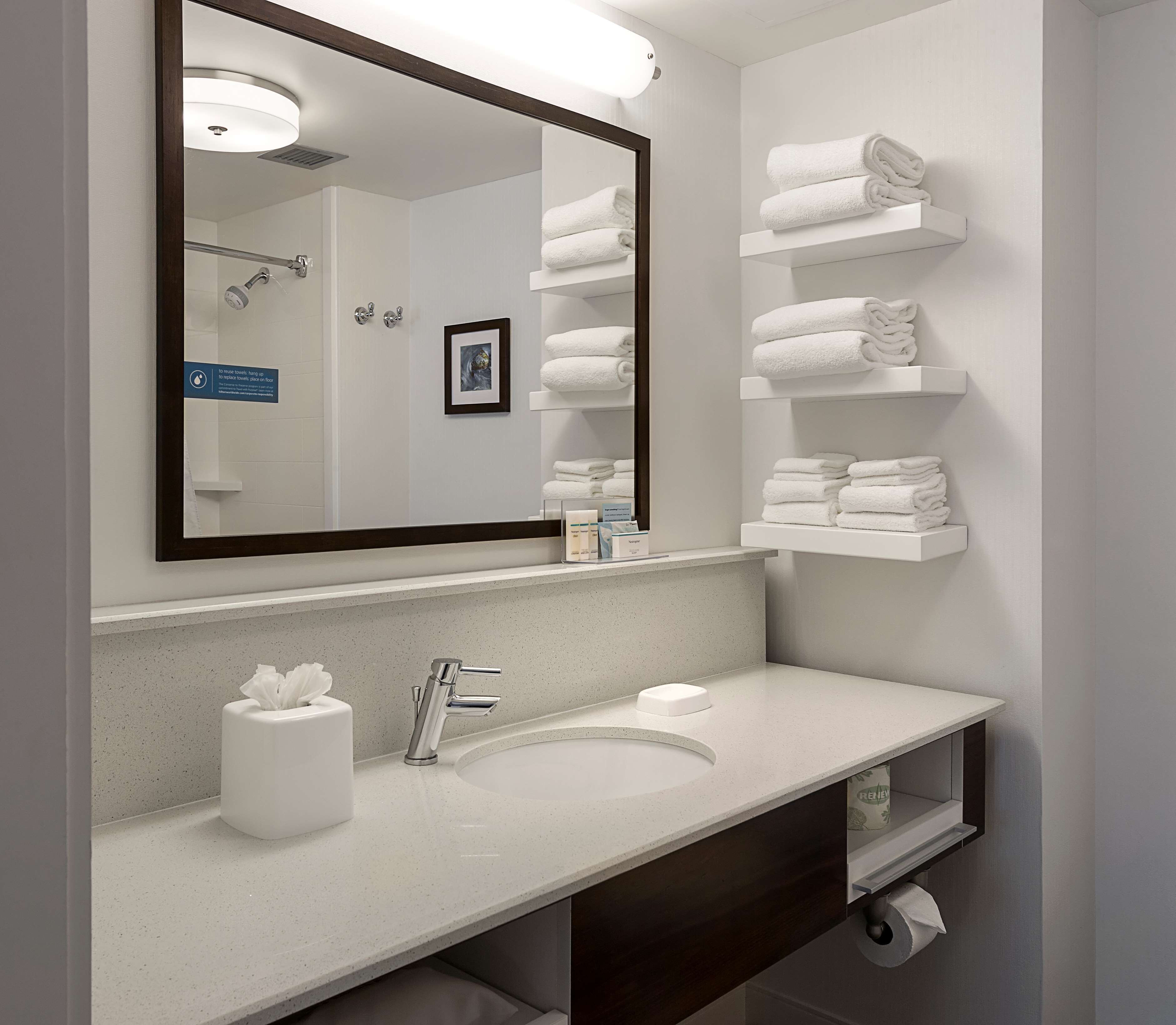 room, 1 queen bed, non smoking | bathroom | combined shower/bathtub, free toiletries, hair dryer, towels