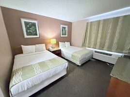 Quarto, 2 camas de casal | Escrivaninha, Wi-Fi de cortesia, roupa de cama