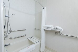 Combined shower/tub, free toiletries, hair dryer, towels