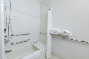 Combined shower/bathtub, free toiletries, hair dryer, towels