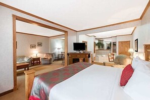 In-room safe, desk, iron/ironing board, free cribs/infant beds - Ramada Limited Bismarck Northeast (Bismarck)