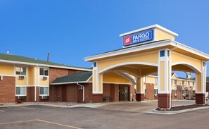 Front of property - evening/night - Fargo Inn and Suites (Fargo)