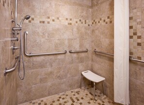 Chambre, 1 grand lit, accessible aux personnes à mobilité réduite (QUEEN ACCESSIBLE NON-SMOKING) | Salle de bain | Articles de toilette gratuits, sèche-cheveux, serviettes fournies, savon