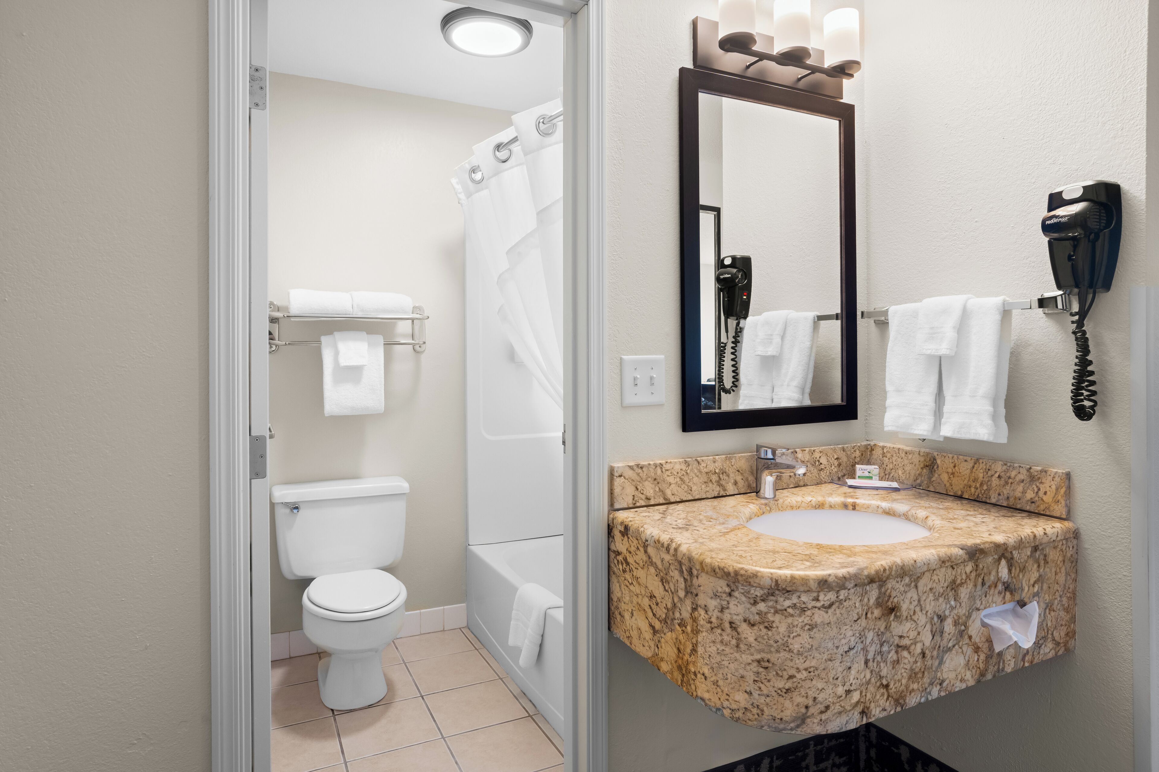 华丽客房, 1 张特大床 (KING NON-SMOKING) | 浴室 | 免费洗浴用品、吹风机、毛巾、肥皂