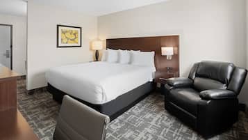 Cobrellits, caixa forta a l'habitació i escriptori