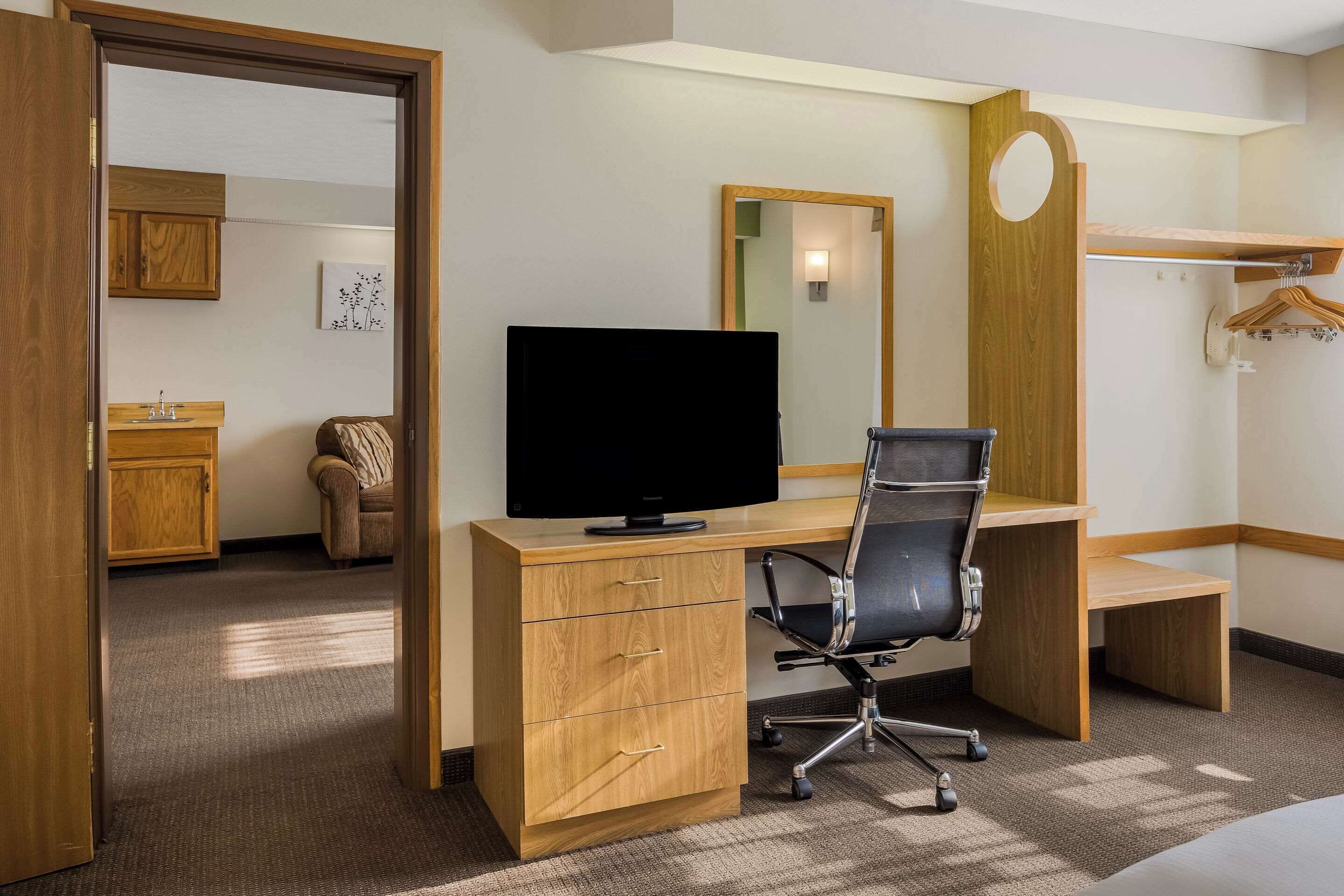 in-room safe, desk, laptop workspace, blackout curtains