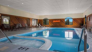 Piscina interna, funciona das 8h às 22h30, espreguiçadeiras