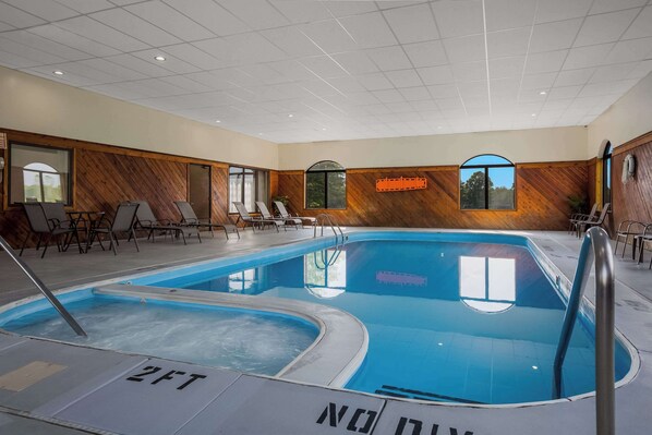 Piscina interna, funciona das 8h às 22h30, espreguiçadeiras