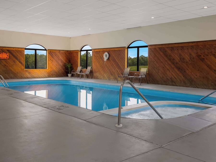 Piscine couverte, accès possible de 08 h 00 à 22 h 30, chaises longues