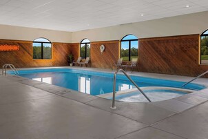 Una piscina techada, sillones reclinables de piscina