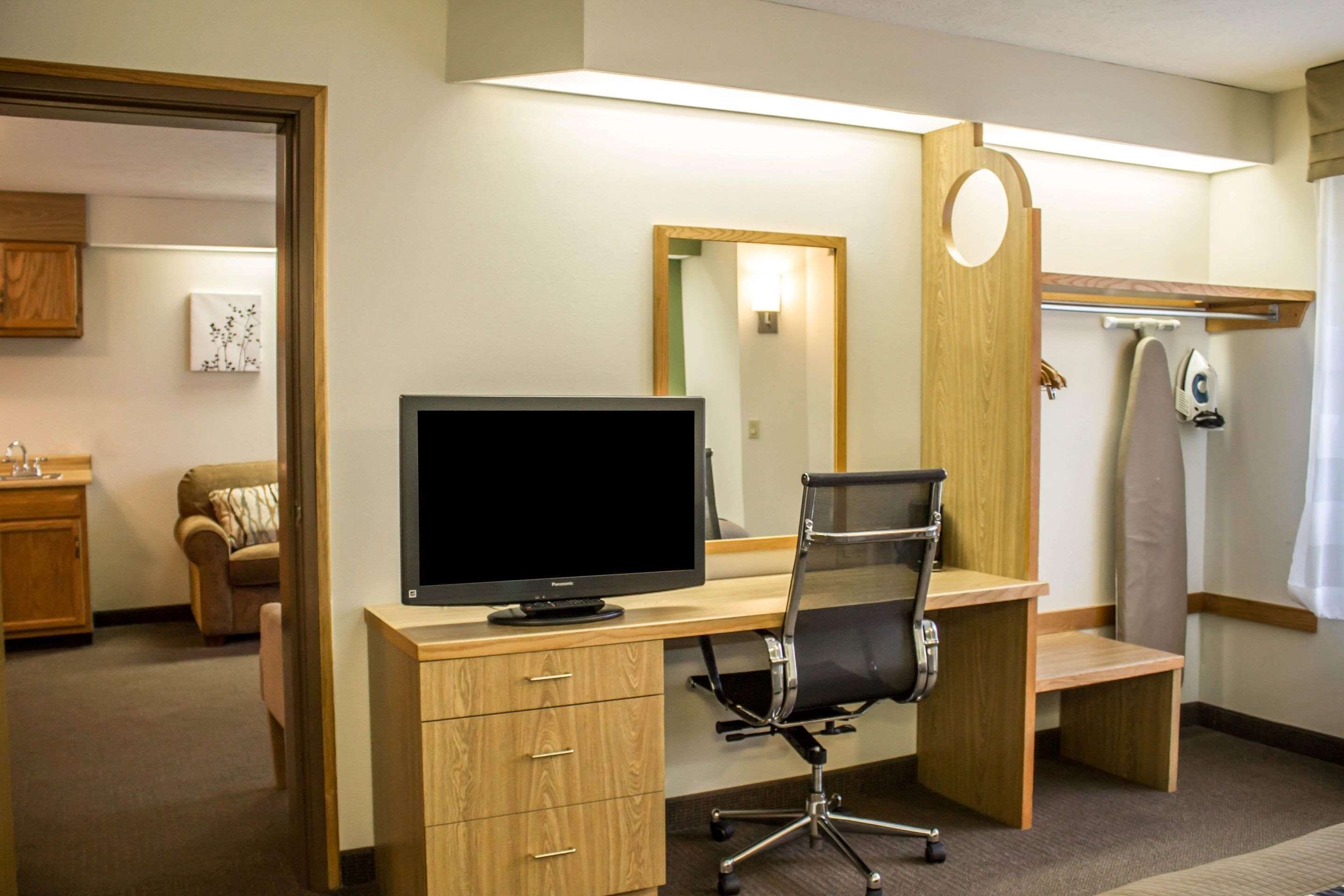 in-room safe, desk, laptop workspace, blackout curtains