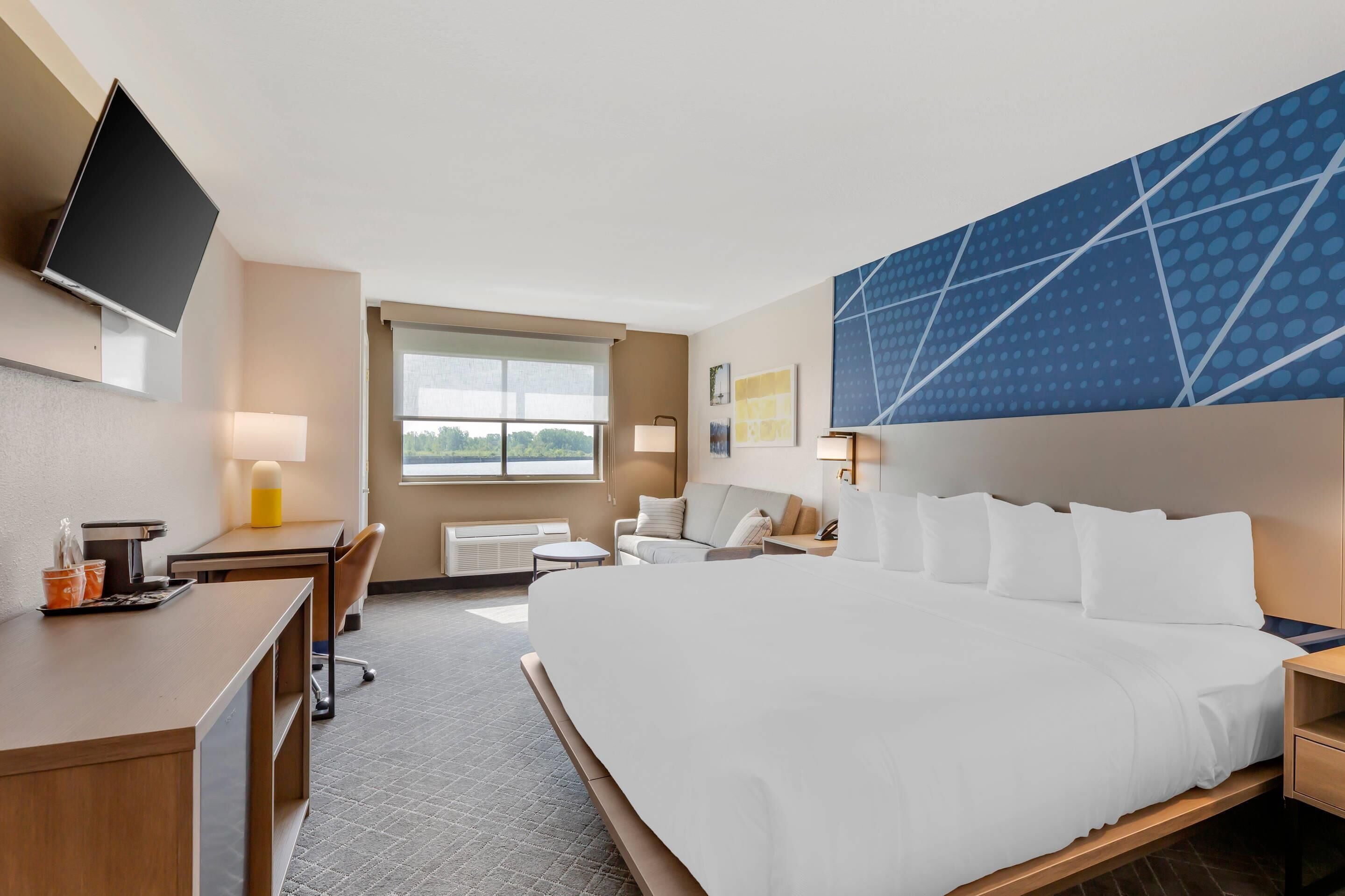 1 bedroom, in-room safe, desk, blackout curtains