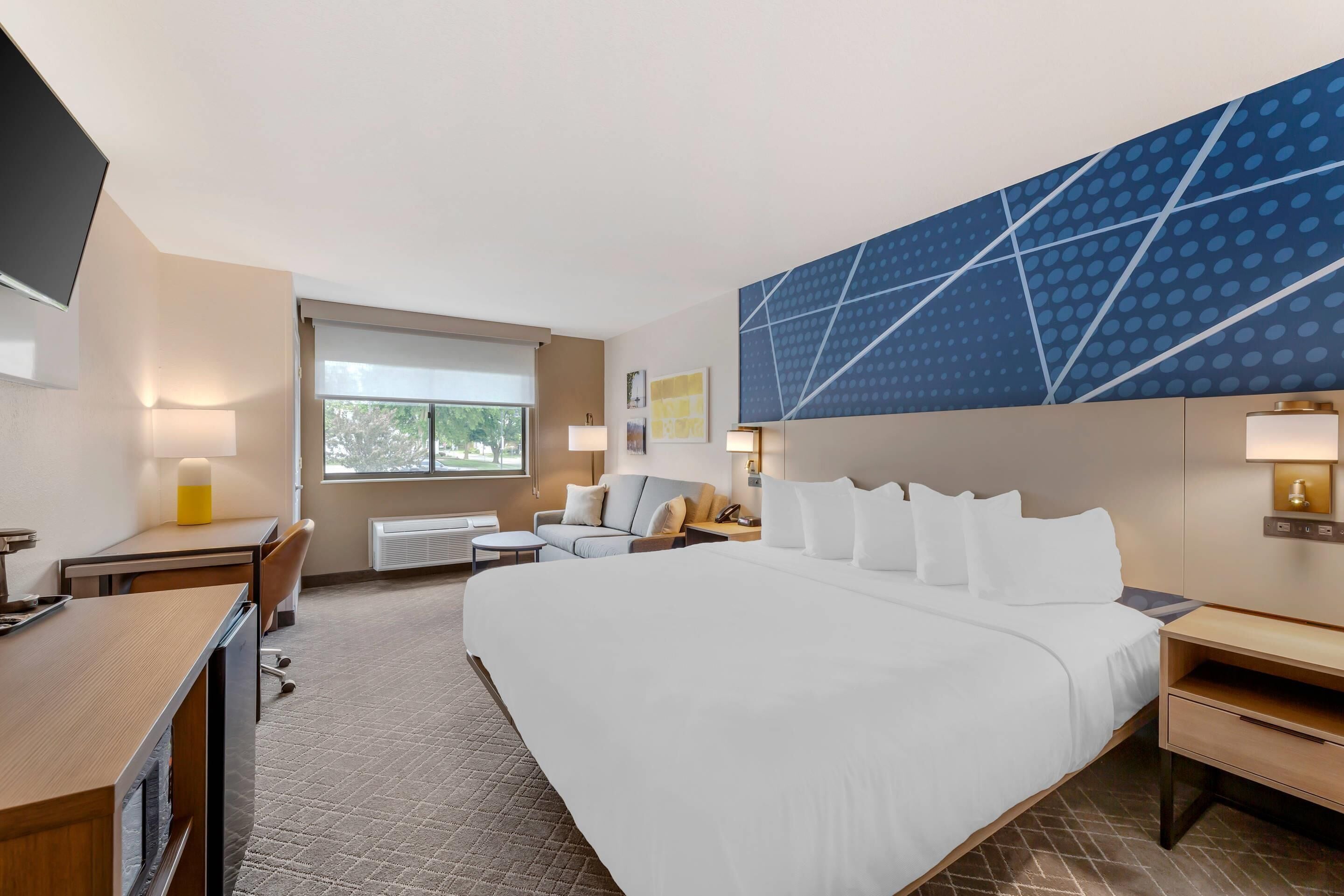 standard room, 1 king bed with sofa bed, non smoking, river view | 1 bedroom, in-room safe, desk, blackout curtains