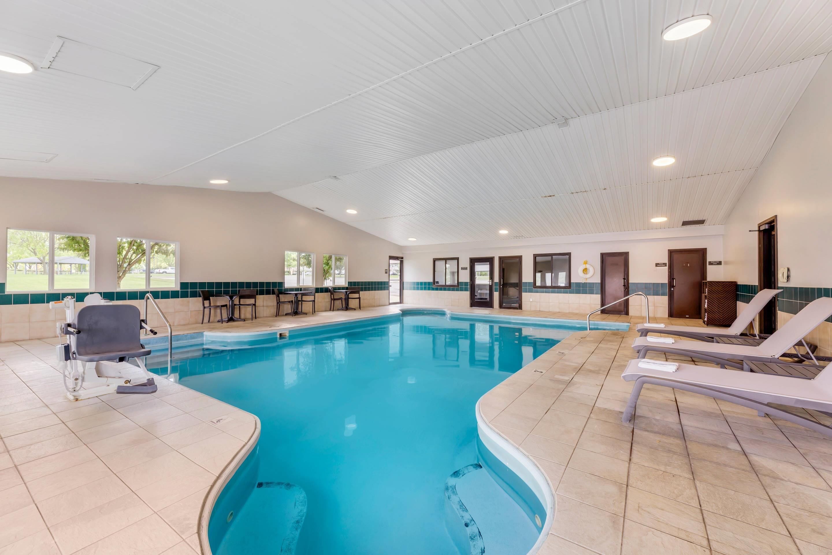 Een binnenzwembad, open van 07.00 uur tot 22.00 uur, en ligstoelen