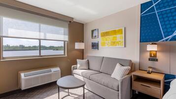 Safe på rommet, skrivebord, blendingsgardiner og strykejern/-brett