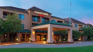 A Courtyard Marriott hotel with a covered entrance, multiple floors, and a flagpole. - Courtyard by Marriott Akron Fairlawn (Akron)