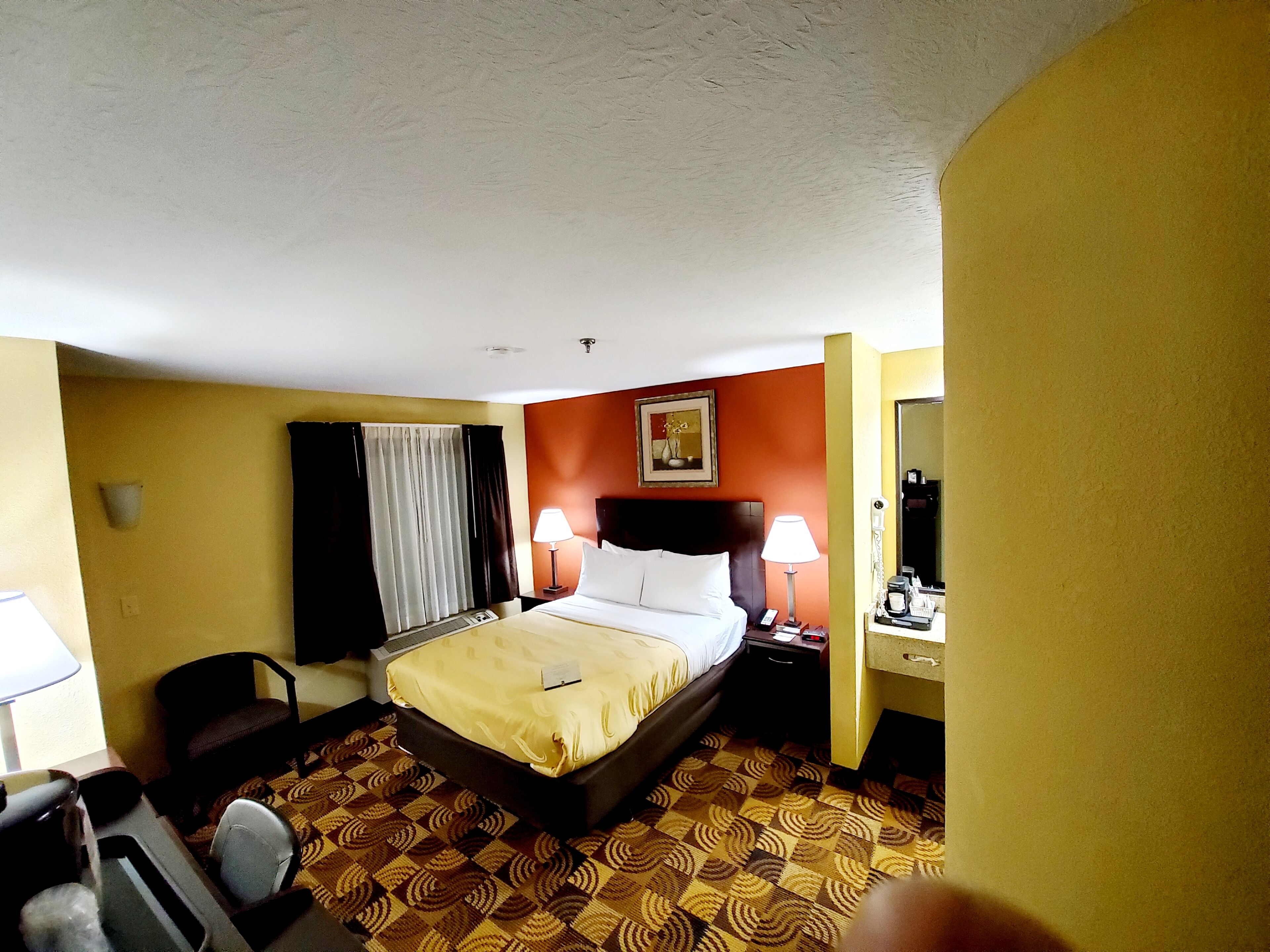 Habitación estándar, 1 cama Queen size, para no fumadores | Escritorio, cortinas blackout y tabla de planchar con plancha 