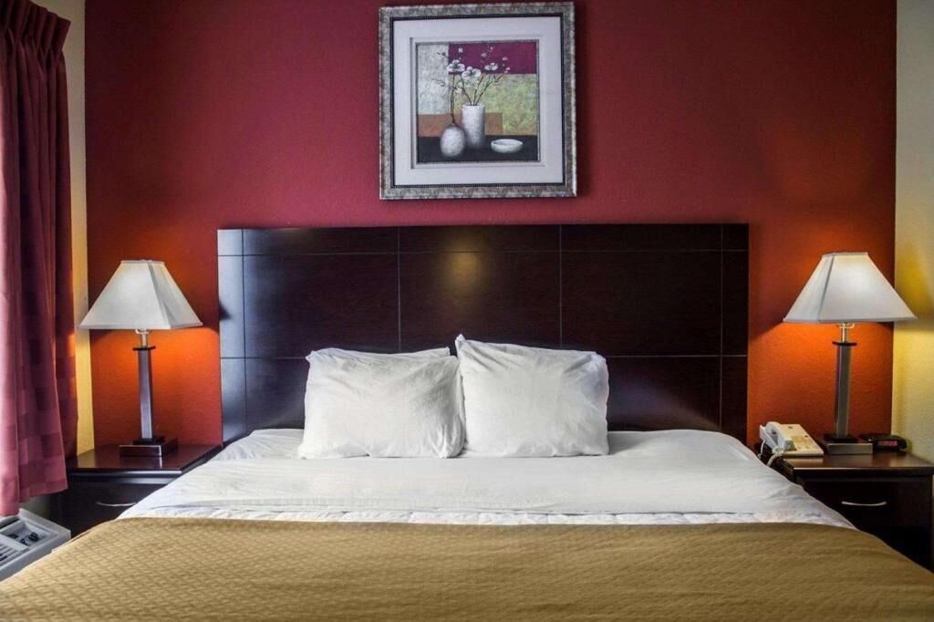 Escritorio, cortinas blackout y tabla de planchar con plancha 