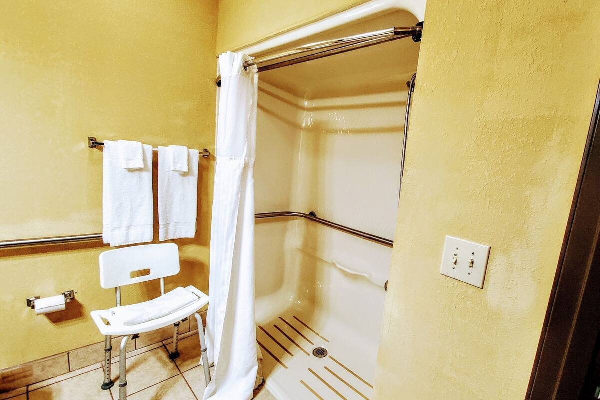 Baño | Regadera, amenidades de baño gratuitas, secadora de cabello, toallas