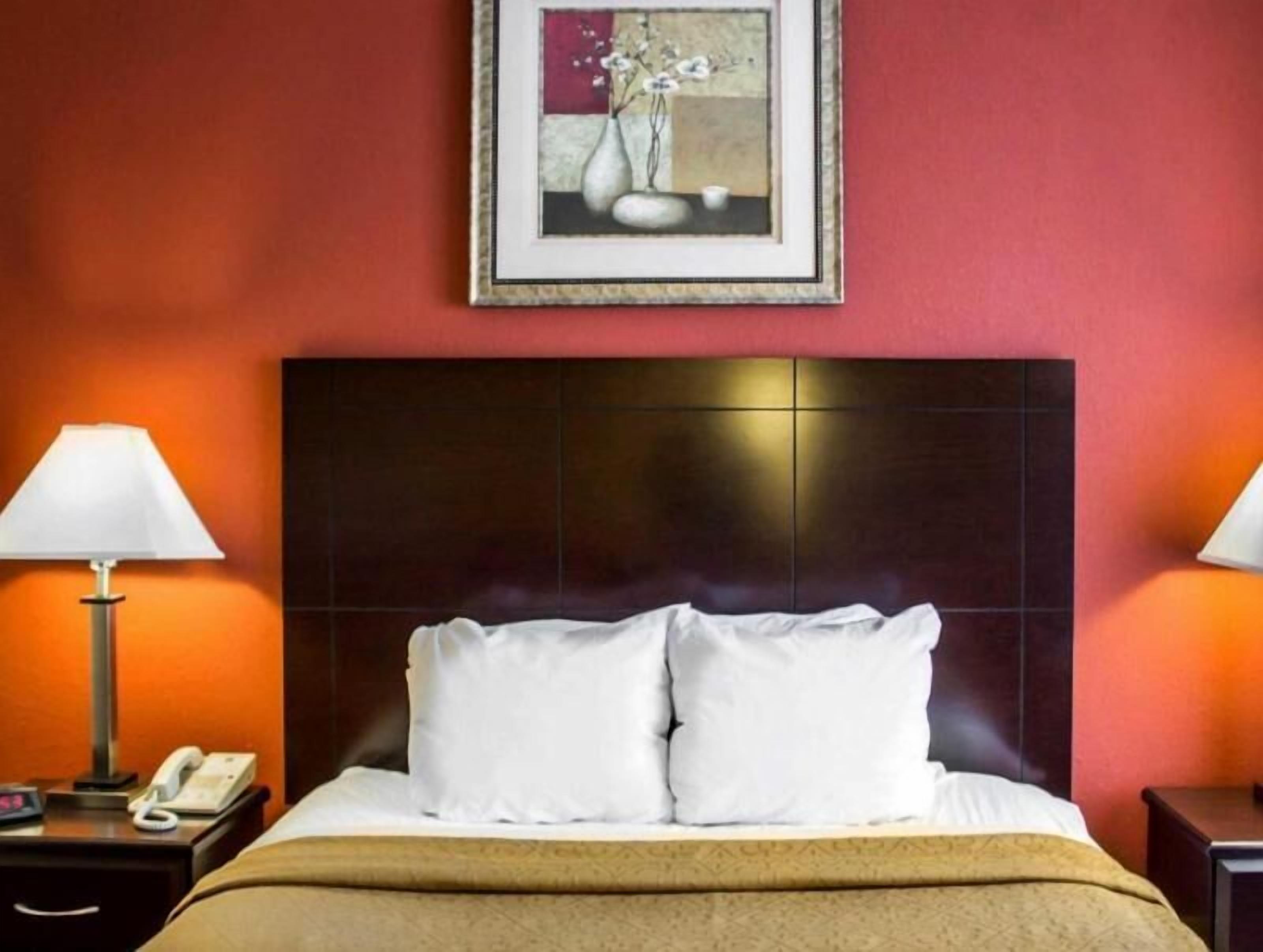 Escritorio, cortinas blackout y tabla de planchar con plancha 