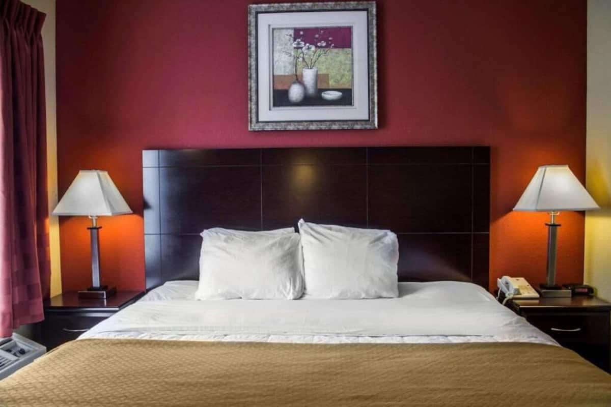 Escritorio, cortinas blackout y tabla de planchar con plancha
