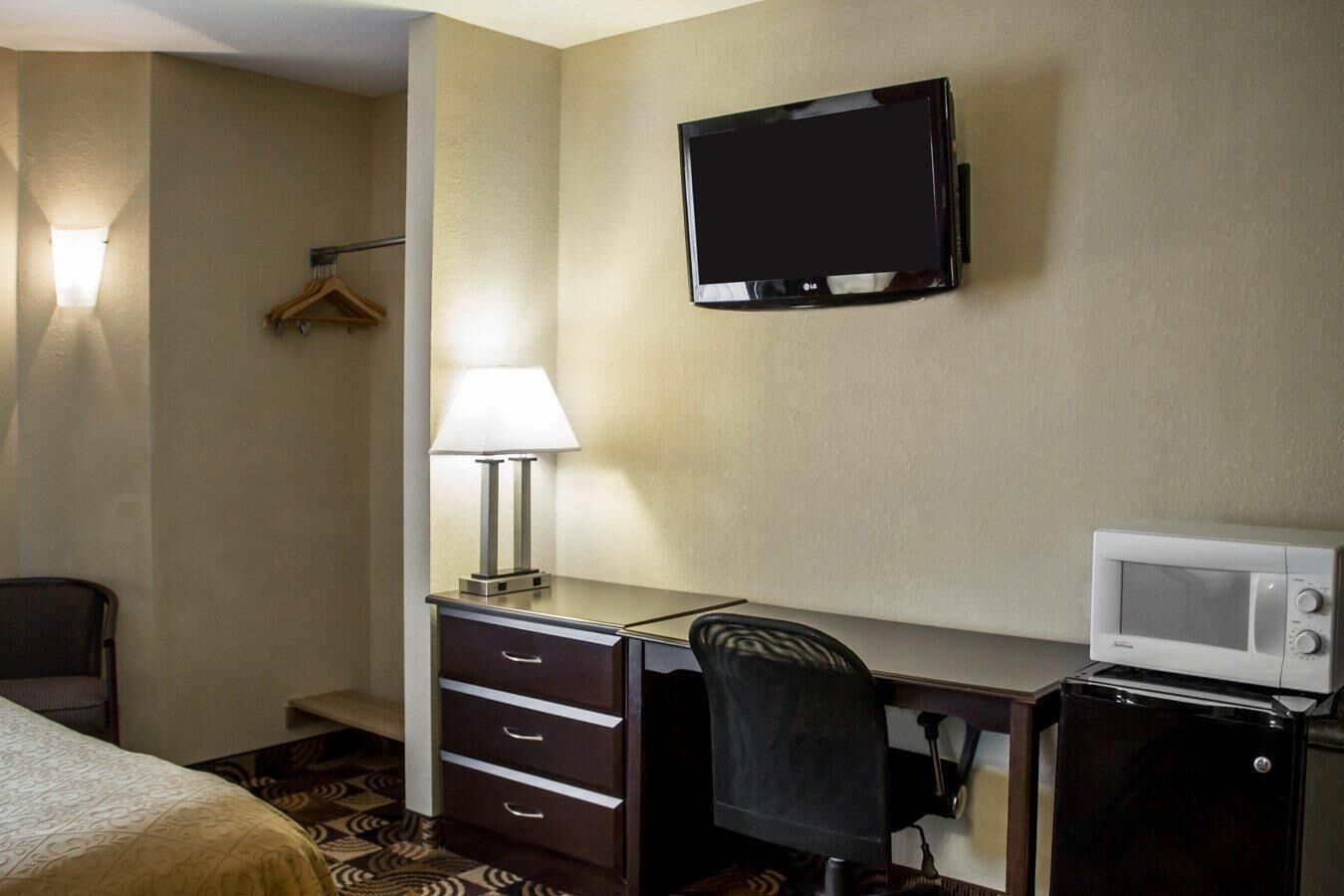 Standard Room, 1 Queen Bed, Non Smoking | Desk, blackout drapes, iron/ironing board, rollaway beds