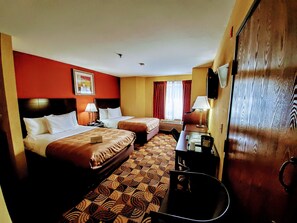 Escritorio, cortinas blackout y tabla de planchar con plancha 