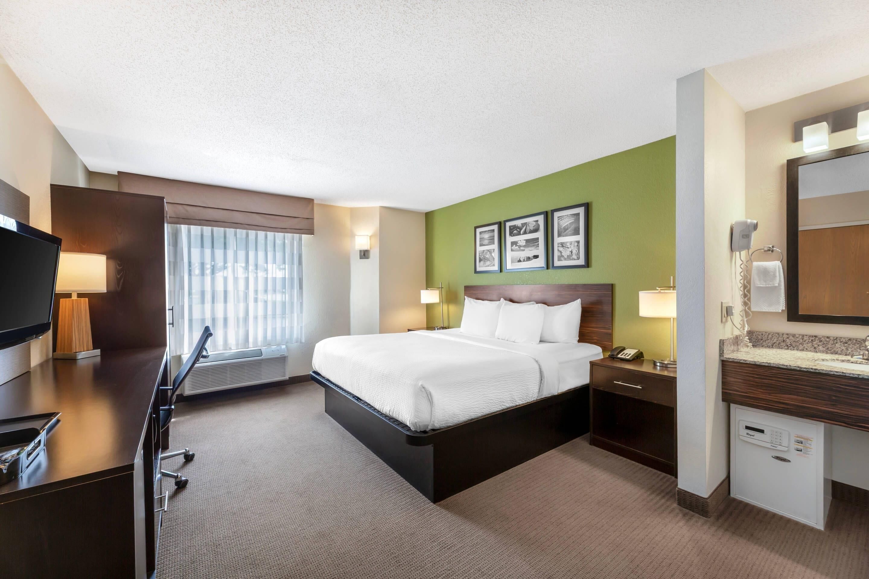 Standard Room, 1 King Bed, Non Smoking | In-room safe, desk, iron/ironing board, cots/infant beds