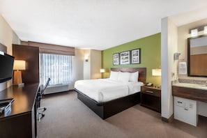 Standard Room, 1 King Bed, Non Smoking | In-room safe, desk, iron/ironing board, cribs/infant beds