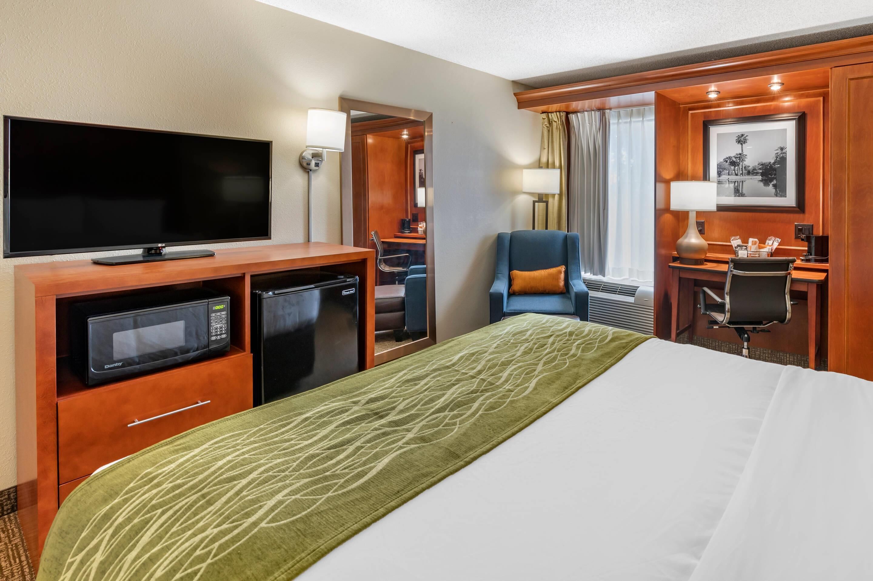 Room, 1 Queen Bed, Accessible, Non Smoking | Hypo-allergenic bedding, desk, iron/ironing board