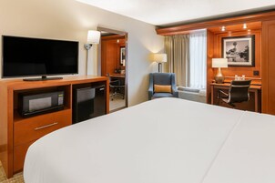 Ropa de cama hipoalergénica, escritorio y tabla de planchar con plancha 