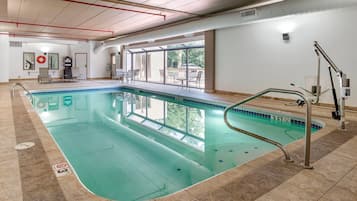 Innendørsbasseng og solsenger