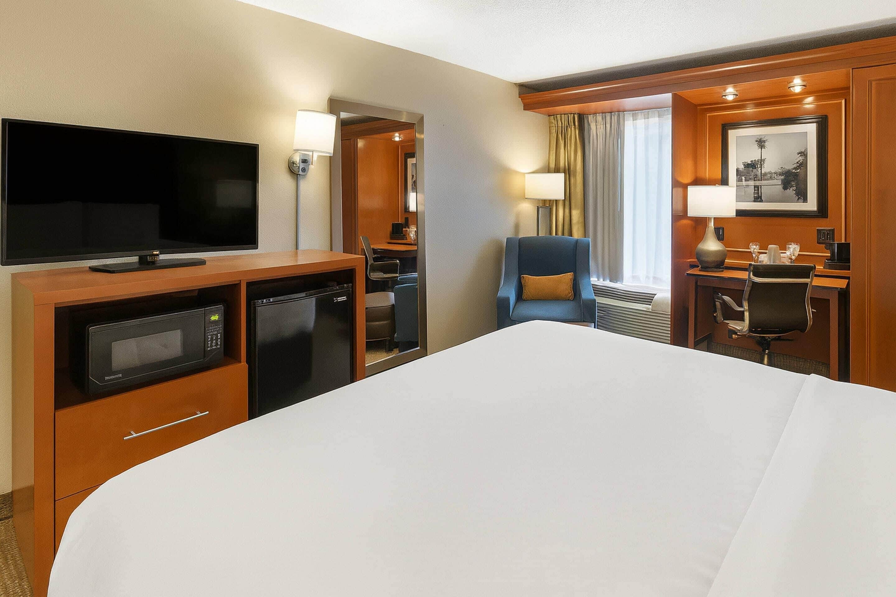 Standard Room, 1 King Bed, Non Smoking | Hypo-allergenic bedding, desk, iron/ironing board